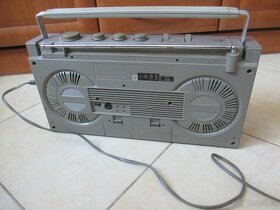 Nabízím retro radio Sharp GF 46-46. Radio hraje. Přehrávání - 8