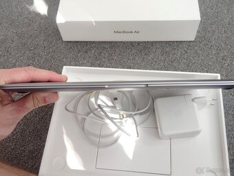 MacBook Air 13 palců Apple M1 chip 8 GB RAM 256 SSDx 190 cyk - 8