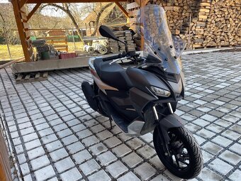 Aprilia SR GT 125 - 8