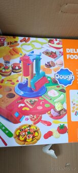 Dřevěná kuchyňka s velkým množstvím příslušenství - 8