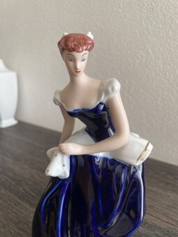 Porcelánová figura Dáma v kobaltovém Royal DUX Czechoslovaki - 8