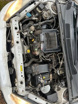 Toyota yaris 1.4. - 8