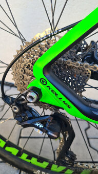 Carbonový Kellys Hacker 30, Shimano XT, vzduch vidice, Rám L - 8