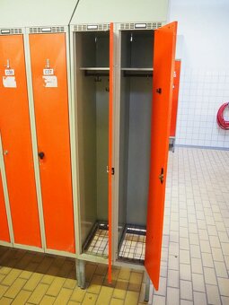 Prodej plechových šatních skříněk, dřevěných lavic a sejfů - 8