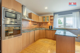 Prodej rodinného domu 6+kk, 180 m², Čečelice, ul. Hřbitovní - 8