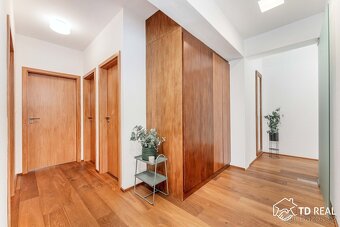 Luxusní 3+kk 139 m2 v nejvyšším patře včetně terasy 47 m2 a - 8