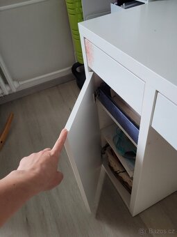 Pracovní stůl a knihovna - 8