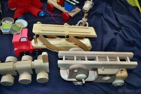 dřevěné hračky:požárníci,tahač,retro šašek,pes,žirafa,kostky - 8