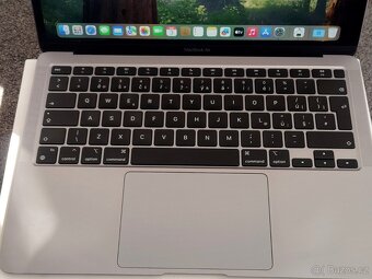 MacBook Air 13 palců Apple M1 chip 8 GB RAM 256 ssd 190 cykl - 8