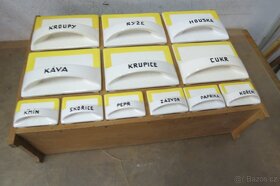 Kořenky na zeď v dřevěné poličce - 8