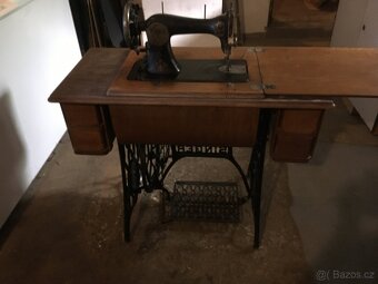 Starý šicí stroj - 8