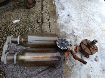 Stará manuální benzínová pumpa, nález, sklo ok - 8