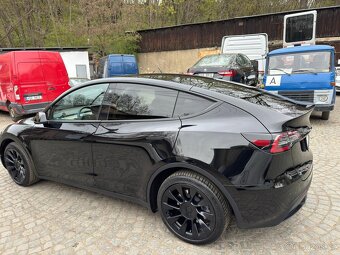 Tesla model Y - 8