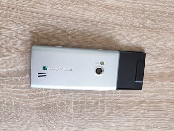 TLAČÍTKOVÝ MOBILNÍ TELEFON SONY ERICSSON HAZEL J20i - 8