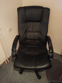 Vyklízení domu, křeslo, desky ze skříní, dveře, koberce - 8