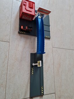 Dřevěný domeček, HRY,  DVD, a přilby cyklo a lyžařská - 8