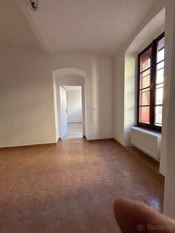 NOVĚ ZREKONSTRUOVANÝ BYT 2+kk (57,4 M2) NA NÁMĚSTÍ VE CHVALŠ - 8
