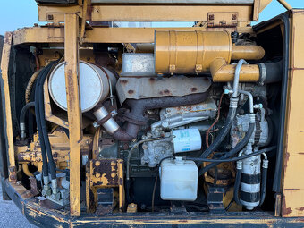 Pásový bagr CATERPILLAR 307 - 8