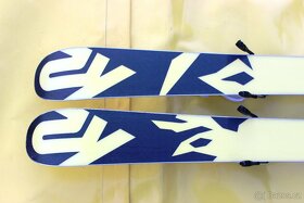 Dětské freestyle lyže K2 119 cm, jádro DŘEVO, naservisované - 8