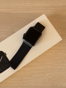 Apple Watch Series 5 – 40mm, Space Gray Aluminium + 4 řemínk - 8