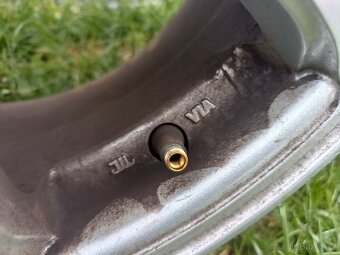 ALU kola 5x114.3 R16 J7 et 45 díra 72,6 s pokličkami Renault - 8
