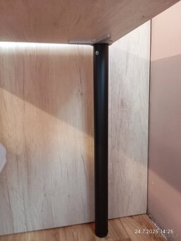 Krásný nový dřevěný stůl s kulatymi nohami z lehké litiny - 8