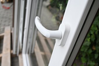 Velká plastová okna s dvojsklem + koupelnové okno - 8