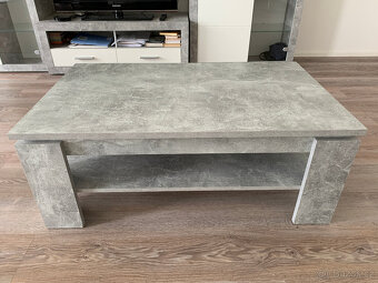 Elegantní obývací stěna s dekorem šedého mramoru - 8