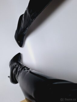 Sexy černé lakované kozačky nad kolena - 8