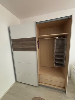 Velká šatní skříň - 8