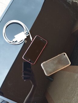 iPhone 8 - 128 GB - skvělý stav - ohlášený iCloud - 8
