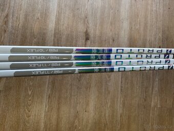 Hokejka Bauer PROTO R WHITE pravá, P28 i P92, flex 70, 77 - 8