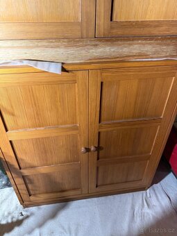 Prodám sestavu  4 skříněk borovicového nábytku - 8