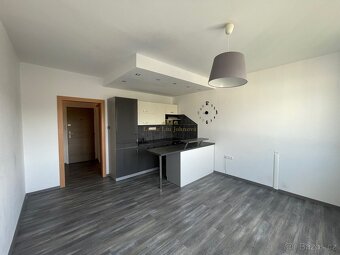 Pronájem světlého bytu 2+kk, 42 m2, komora, sklep, Na Kohout - 8