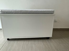 Bílá sedací skříňka na kolečkách - 8