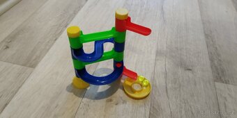 Drobné hračky: puzzle, kuličkodráha, auta, značky, Duplo.. - 8
