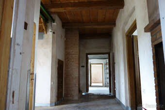 Dům se stavebním pozemkem o výměře 4.945 m2 30min od Prahy - 8