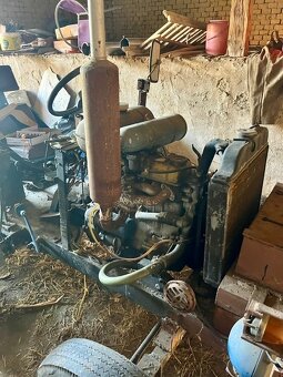 Malotraktor domácí výroby s nářadím - 8