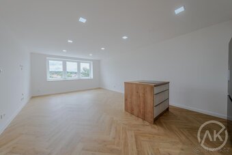 Pronájem luxusního bytu se zahradou, parkováním a velkým skl - 8