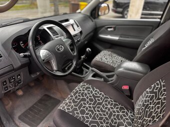 🚗 TOYOTA HILUX 2.5 D-4D 4x4 - 8