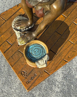 Erotická bronzová socha žena na kolenou pinup sexy uklízečka - 8