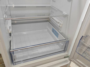 Lednice s mrazákem BEKO CN237231 K60365NE Na díly - 8