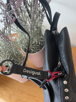 Černý vyšívaný elegantní batoh mandaly Desigual - 8
