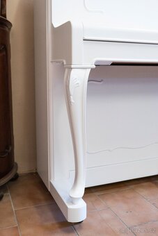 Petrof 117 Chippendale - 8