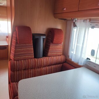 Fiat Challenger 2,8 JTD, podél postele - 8