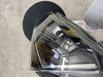 Superb 3 levý xenon - 8