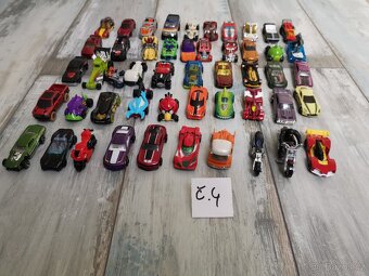 Autíčka HotWheels - 8