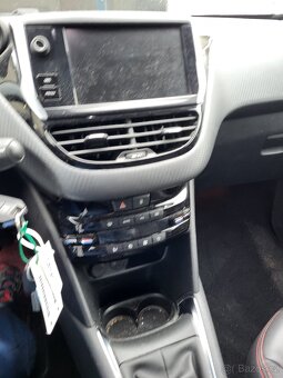 Peugeot 208 - 8