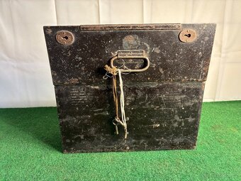 Starožitný kovový trezor - 8