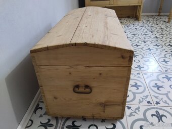 Starý, velký, dřevěný kufr, truhla po renovaci 2 - 8